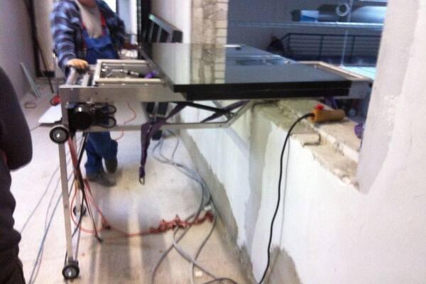 Venster installatie in een commerciële hal